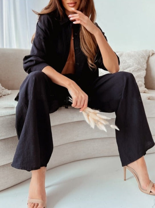 Elegantes Damen-Outfit in Schwarz, lässiger Anzug mit weitem Schnitt, kombiniert mit beigen High Heels. Perfekt für stilvolle Freizeitmode.