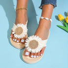 Damen-Sandalen mit Sonnenblumen-Design, ideal für Sommermode. Bequeme, stilvolle Schuhe für Strand und Freizeit. Perfekt für warme Tage.