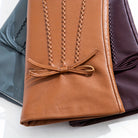Braune Lederhandschuhe mit Ziernähten und Schleife, elegante Damenmode Accessoires.