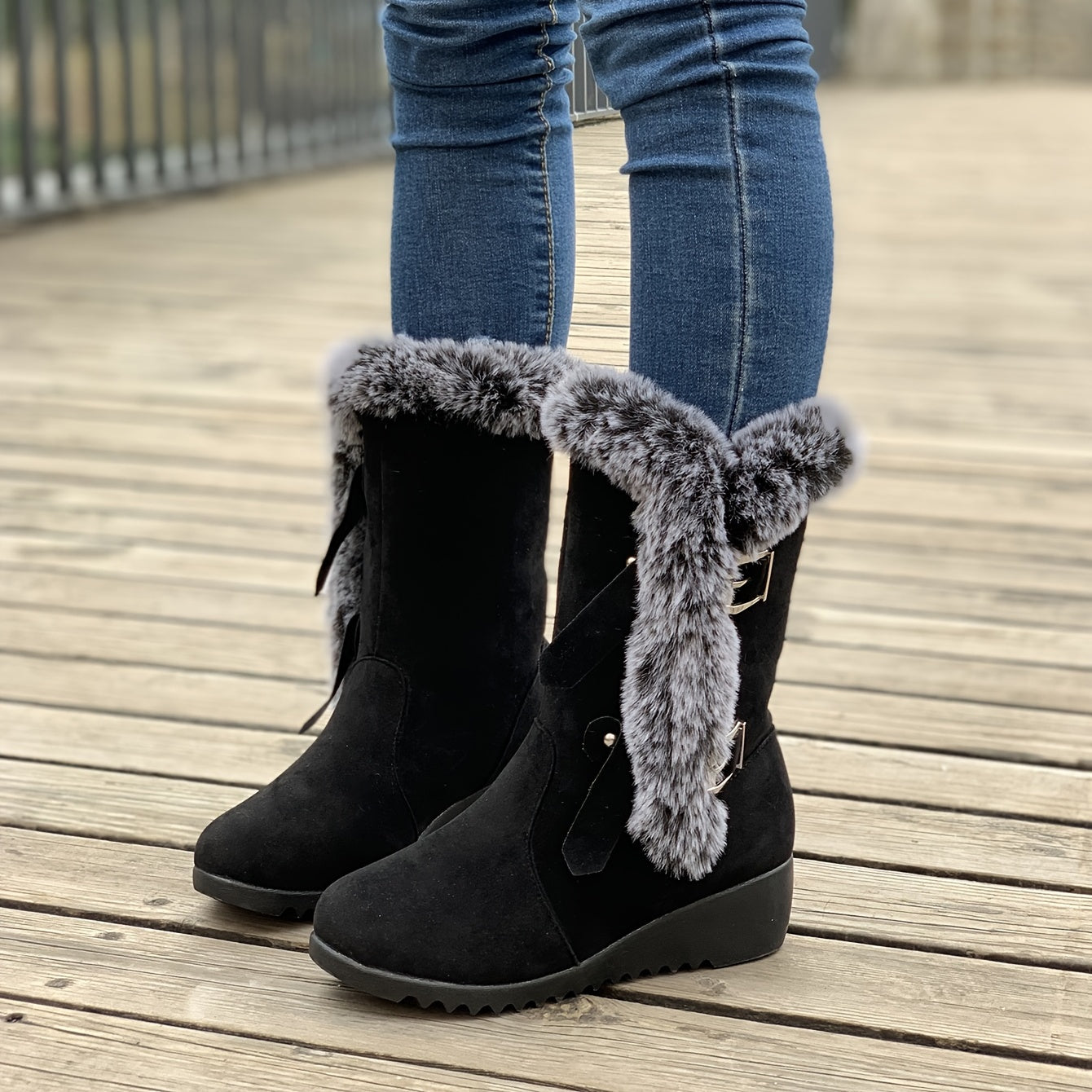 Damen Winterstiefel mit Keilabsatz, schwarzem Wildleder und grauem Kunstfell. Perfekt für kalte Tage, modisch und bequem. Ideal für Wintermode.