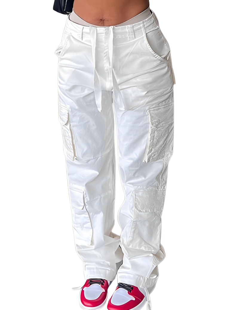 Weiße Cargo-Hose für Damen, lässig und modisch, mit Taschen, ideal für Streetwear und Freizeitoutfits. Perfekt kombinierbar mit Sneakern.
