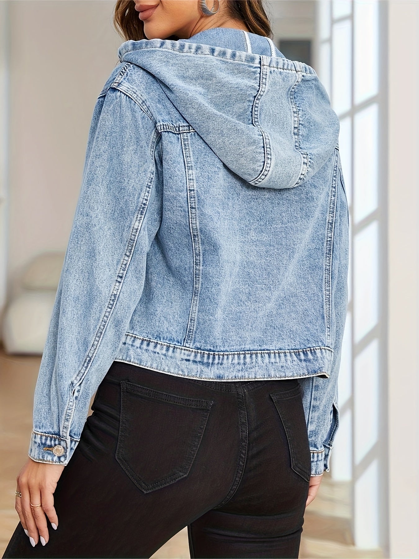 Damen-Jeansjacke mit Kapuze, lässiger Stil, hellblau, ideal für Frühling und Herbst. Perfekt kombinierbar mit schwarzer Hose.