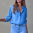 Damen-Jeanshemd in Hellblau, lässiger Stil, langärmlig, mit Brusttaschen. Perfekt für Freizeitmode und vielseitige Outfits.