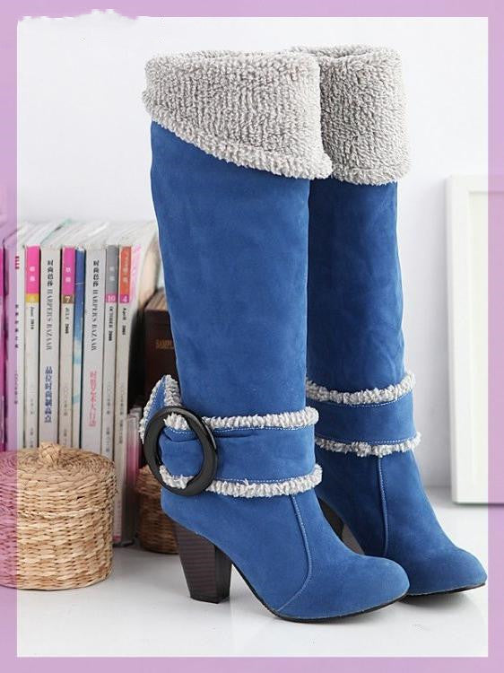 Blaue Damenstiefel mit Absatz, Kunstfellbesatz und Schnalle. Modische Winterstiefel, ideal für kalte Tage. Trendige Schuhe für Damen.