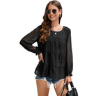 Damenbluse schwarz, transparent, gepunktet, langärmlig. Perfekt für Sommermode, kombiniert mit Jeansshorts. Eleganter, lässiger Look.