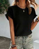 Damenmode: Schwarzes T-Shirt mit Rüschenärmeln, kombiniert mit lässigen Jeansshorts. Perfekt für Sommer-Outfits und Freizeit-Looks.