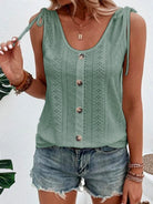 Damen-Top in Mintgrün mit Knopfleiste und Lochmuster, ärmellos, kombiniert mit Jeansshorts. Sommermode, lässiger Stil, trendige Damenbekleidung.