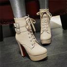 Beige Damen-Stiefeletten mit hohem Absatz, Schnürung und doppelten Schnallen. Modische, elegante Schuhe für Herbst und Winter.