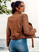 Frau in brauner Lederjacke am See, stilvoll und modern. Perfekt für Herbstmode, Damenbekleidung, Outdoor-Look. Hochwertige Jacke, trendig.