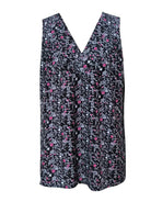 Ärmelloses Damen-Top mit V-Ausschnitt, schwarzer Hintergrund, florales Muster in Weiß und Pink. Perfekt für Sommermode und Freizeitkleidung.