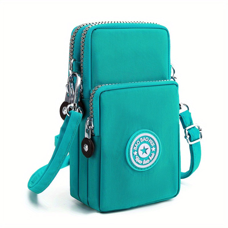 Türkise Umhängetasche mit verstellbarem Riemen, zwei Reißverschlussfächern und stylischem Logo. Perfekt für Damenmode und Accessoires.
