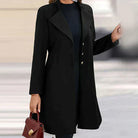Eleganter schwarzer Damenmantel mit Knopfleiste, ideal für Herbst und Winter. Stilvoller Look, perfekt kombinierbar mit Accessoires.