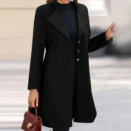 Eleganter schwarzer Damenmantel mit Knopfleiste, ideal für Herbst und Winter. Stilvoller Look, perfekt kombinierbar mit Accessoires.