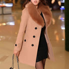 Eleganter Damenmantel mit Kunstpelzkragen, beige, doppelte Knopfleiste. Perfekt für Herbstmode, stilvoll und warm. Ideal für urbane Outfits.