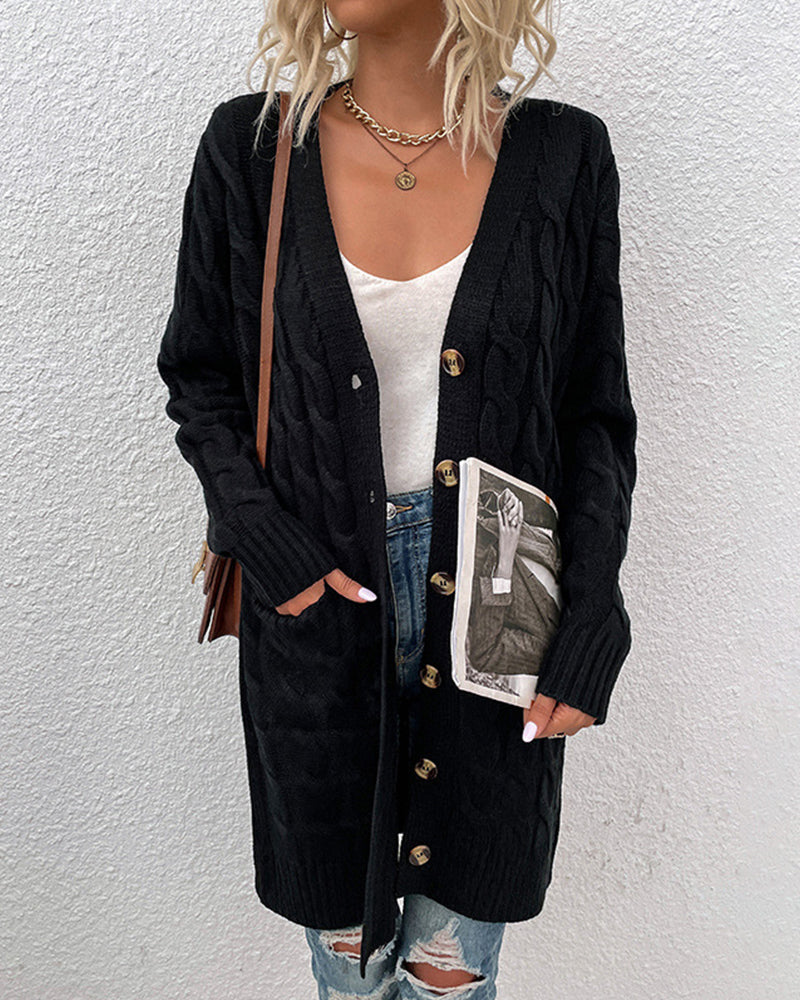 Damen Strickjacke schwarz, lang, mit Zopfmuster und Knöpfen, kombiniert mit weißem Top und zerrissenen Jeans. Modetrend Herbst 2023.