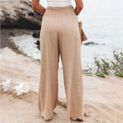 Damen Leinenhose in Beige, locker geschnitten, ideal für Sommermode am Strand. Perfekt kombinierbar für lässige und elegante Outfits.