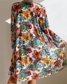 Frau in geblümtem Sommerkleid, bunte Blumenmuster, tropisches Design, Freizeitmode.