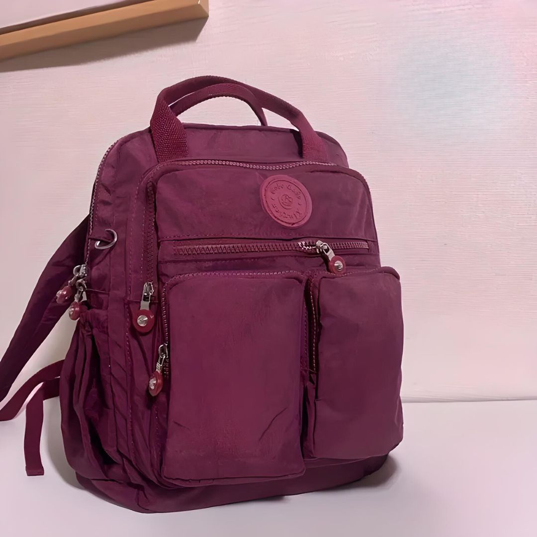 Lila Rucksack, Nylon, mehrere Taschen, Reißverschlüsse, stilvoll, praktisch, Alltag, Schule.