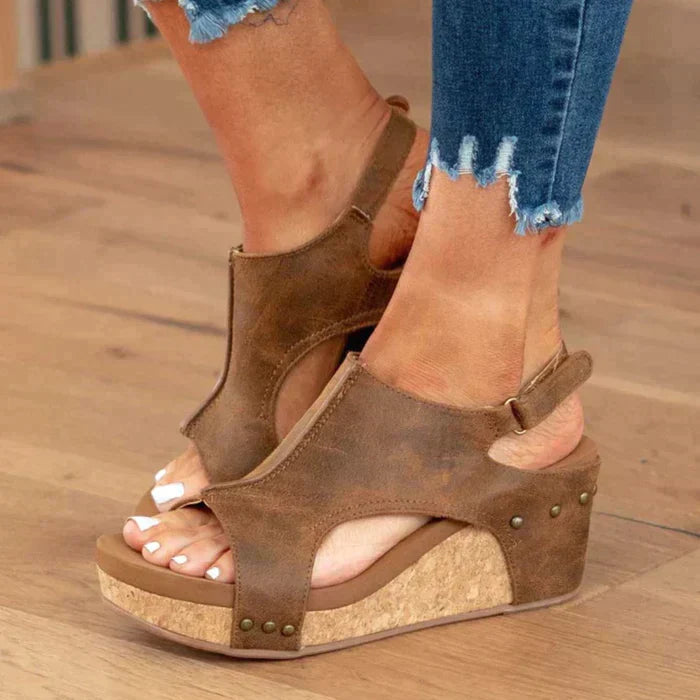 Damen Sandalen mit Keilabsatz, braunem Leder und Korksohle. Modische Sommerschuhe, ideal für Freizeit und Alltag. Bequeme, stilvolle Sandalen.