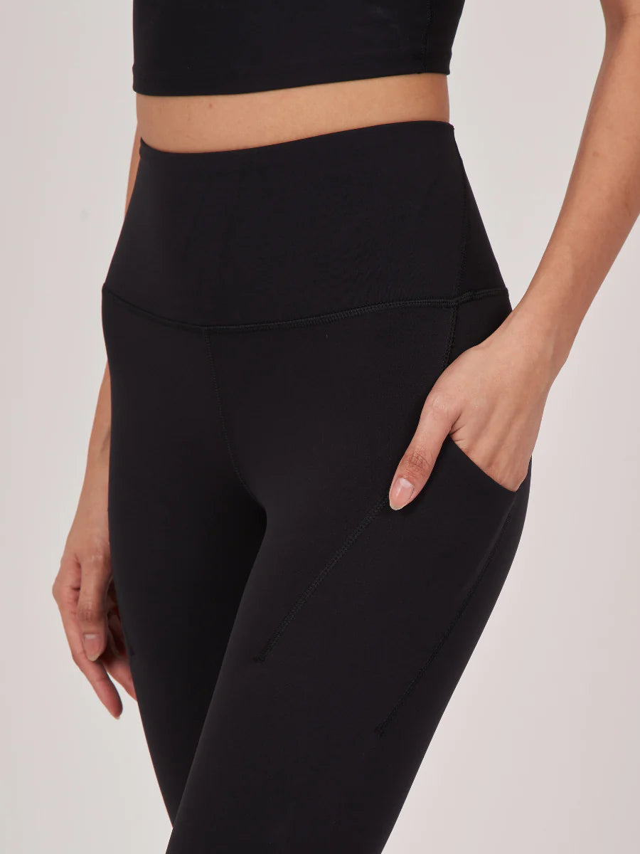 Schwarze Damen-Leggings mit hoher Taille und Seitentasche, ideal für Yoga und Fitness. Bequeme Sportbekleidung für aktive Frauen.