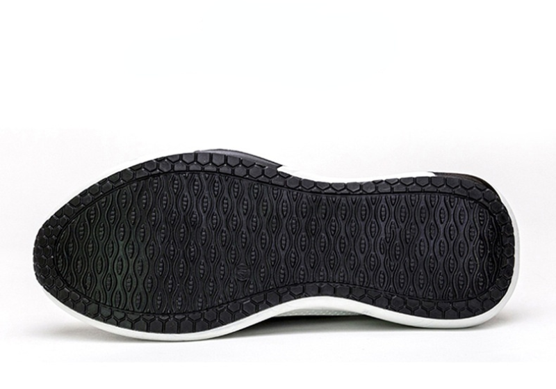 Schwarze Gummisohle eines Sportschuhs mit rutschfestem Profil, ideal für Laufen und Fitness. Hochwertige Materialien, langlebig und komfortabel.
