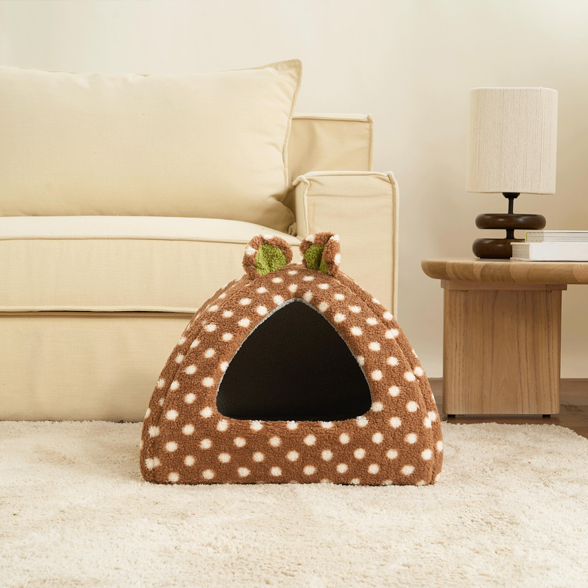Braune gepunktete Haustierhöhle aus Stoff, gemütlich, ideal für Katzen und kleine Hunde.