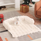Weiße flauschige Hundematte, gemütliches Sofa-Design, luxuriöses Haustierbett, Wohnzimmer.