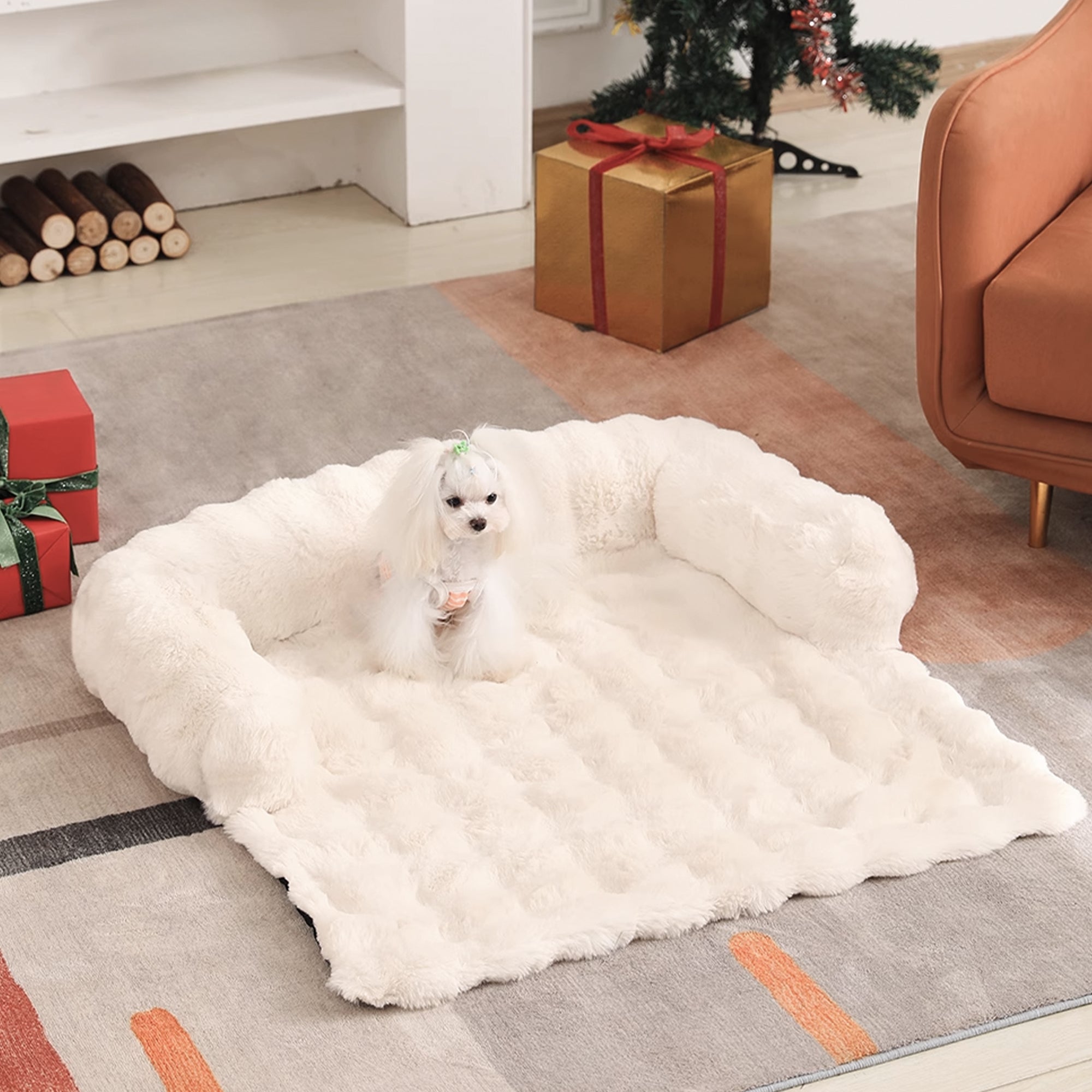 Weiße flauschige Hundematte, gemütliches Sofa-Design, luxuriöses Haustierbett, Wohnzimmer.
