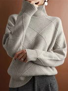 Damenpullover mit Rollkragen, geometrischem Strickmuster und langen Ärmeln in Grau. Modischer, bequemer Strickpullover für Herbst und Winter.