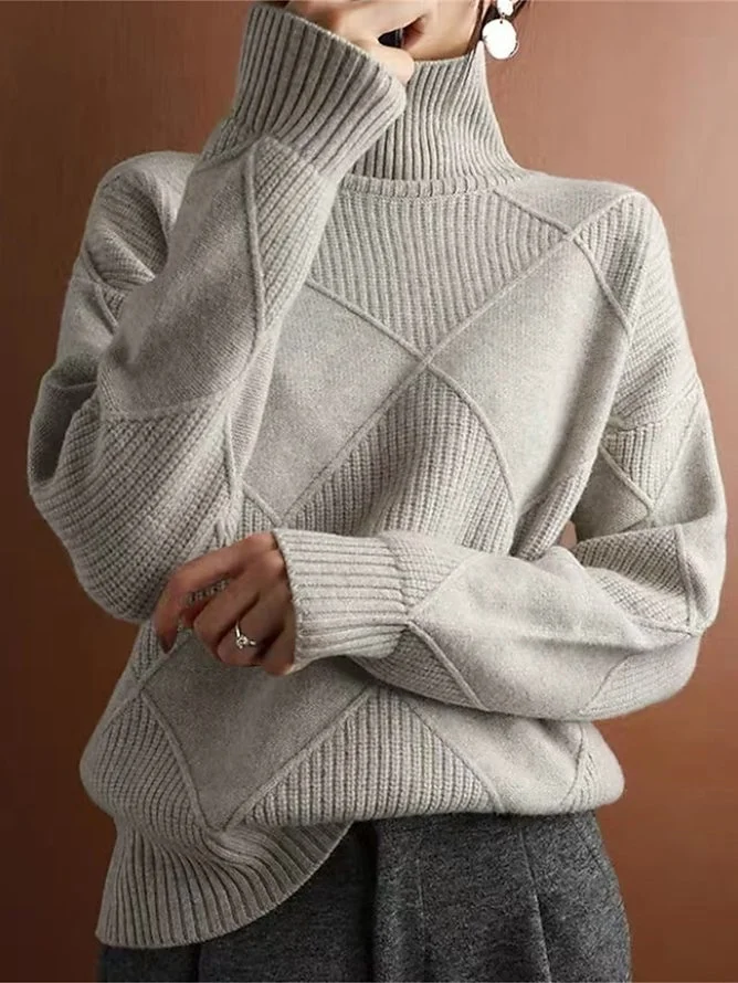 Damenpullover mit Rollkragen, geometrischem Strickmuster und langen Ärmeln in Grau. Modischer, bequemer Strickpullover für Herbst und Winter.