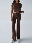 Braunes Damen-Loungewear-Set mit T-Shirt und weiten Hosen, ideal für Freizeit und Komfort. Perfekt für modische, bequeme Alltagskleidung.