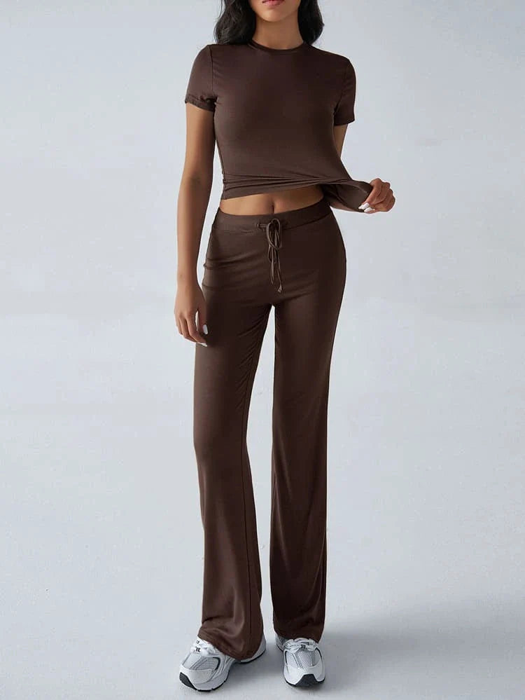 Braunes Damen-Loungewear-Set mit T-Shirt und weiten Hosen, ideal für Freizeit und Komfort. Perfekt für modische, bequeme Alltagskleidung.