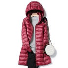 Damen Winterjacke in Rot, gesteppte Daunenoptik, mit Kapuze. Perfekt für kalte Tage. Modisch und warm. Ideal für Wintermode.
