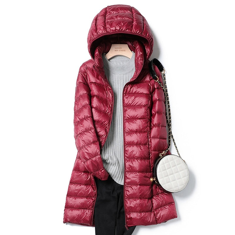 Damen Winterjacke in Rot, gesteppte Daunenoptik, mit Kapuze. Perfekt für kalte Tage. Modisch und warm. Ideal für Wintermode.