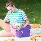 Frau mit Hund in lila EVA wasserdichter Outdoor-Haustiertasche, großer Kapazität, auf Wiese.