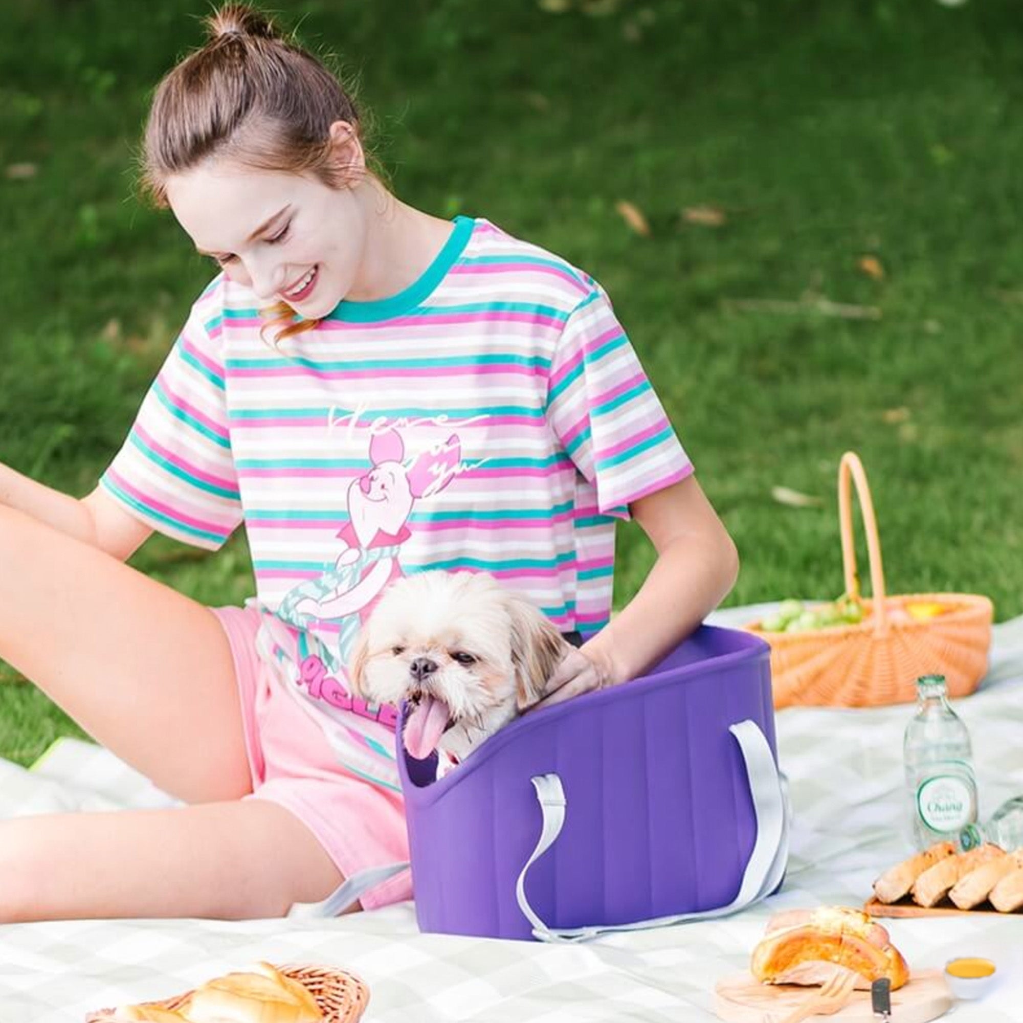 Frau mit Hund in lila EVA wasserdichter Outdoor-Haustiertasche, großer Kapazität, auf Wiese.
