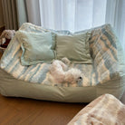 Hundesofa aus Polarfleece in Pastellfarben mit kleinem Hund, gemütlich und stilvoll.