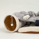 Graues 2-in-1 Katzenbett aus Plüsch, Koala Komfort, mit Spielzeug, gemütlich und multifunktional.