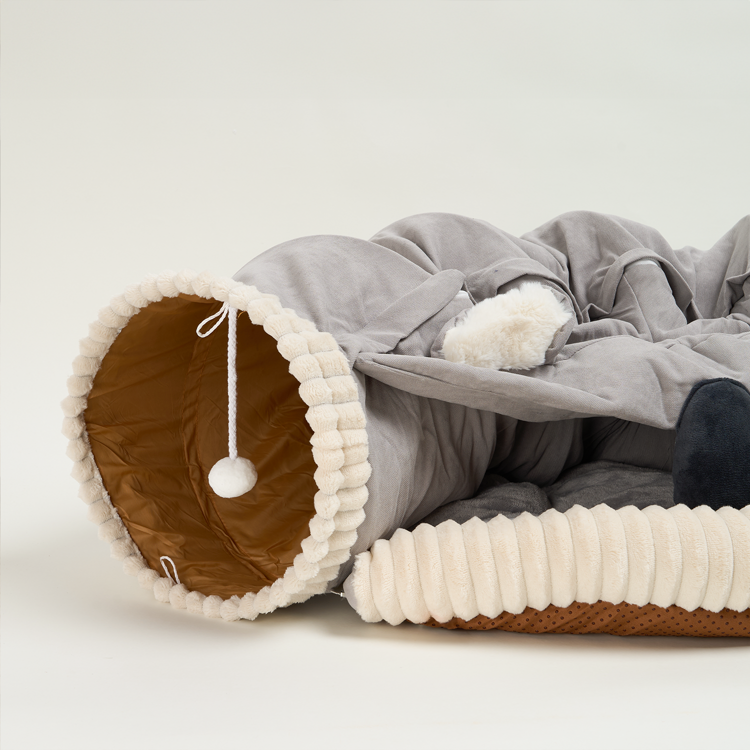 Graues 2-in-1 Katzenbett aus Plüsch, Koala Komfort, mit Spielzeug, gemütlich und multifunktional.