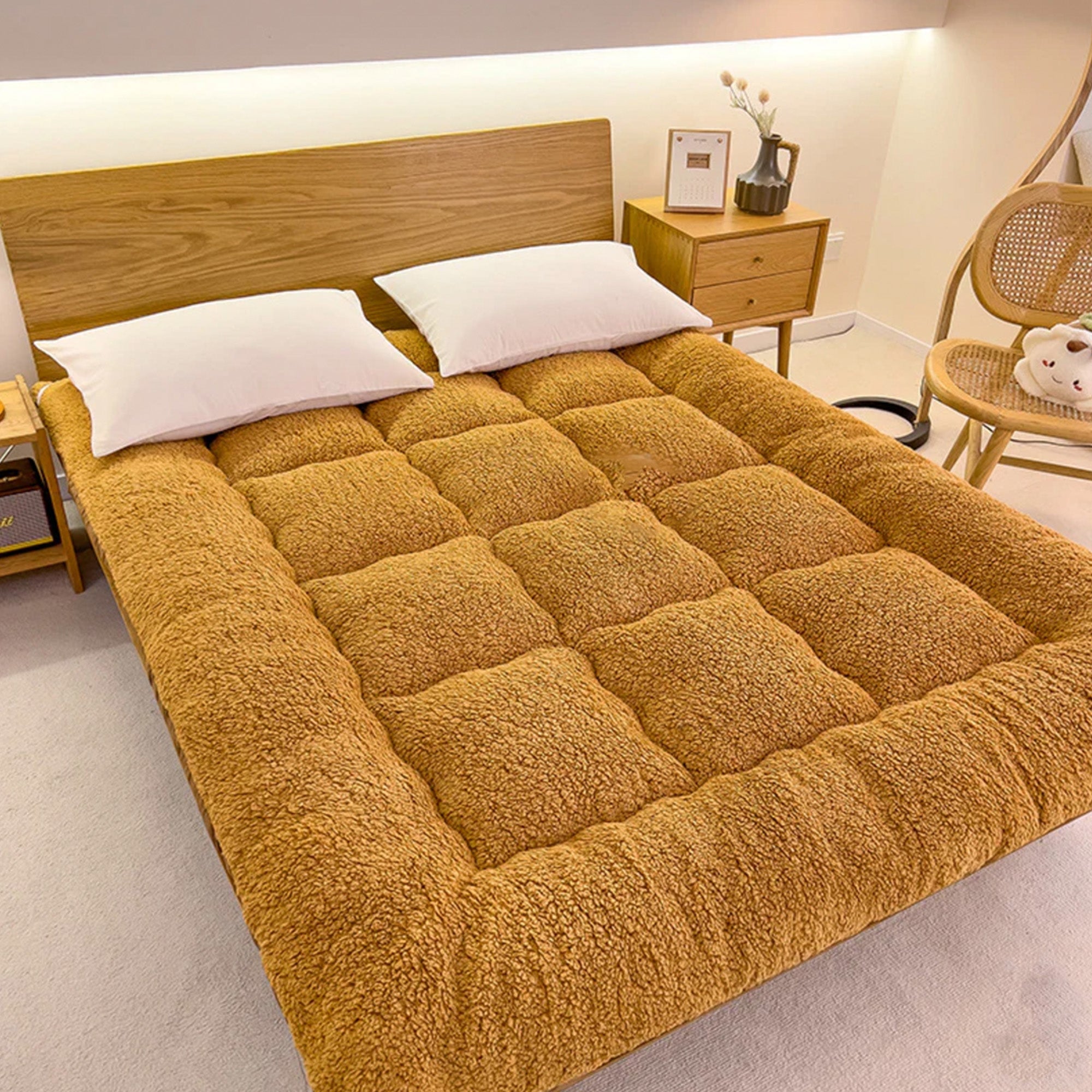 Große gemütliche Lammwoll-Matratzenauflage, braun, für Menschen und Haustiere, Schlafzimmer.
