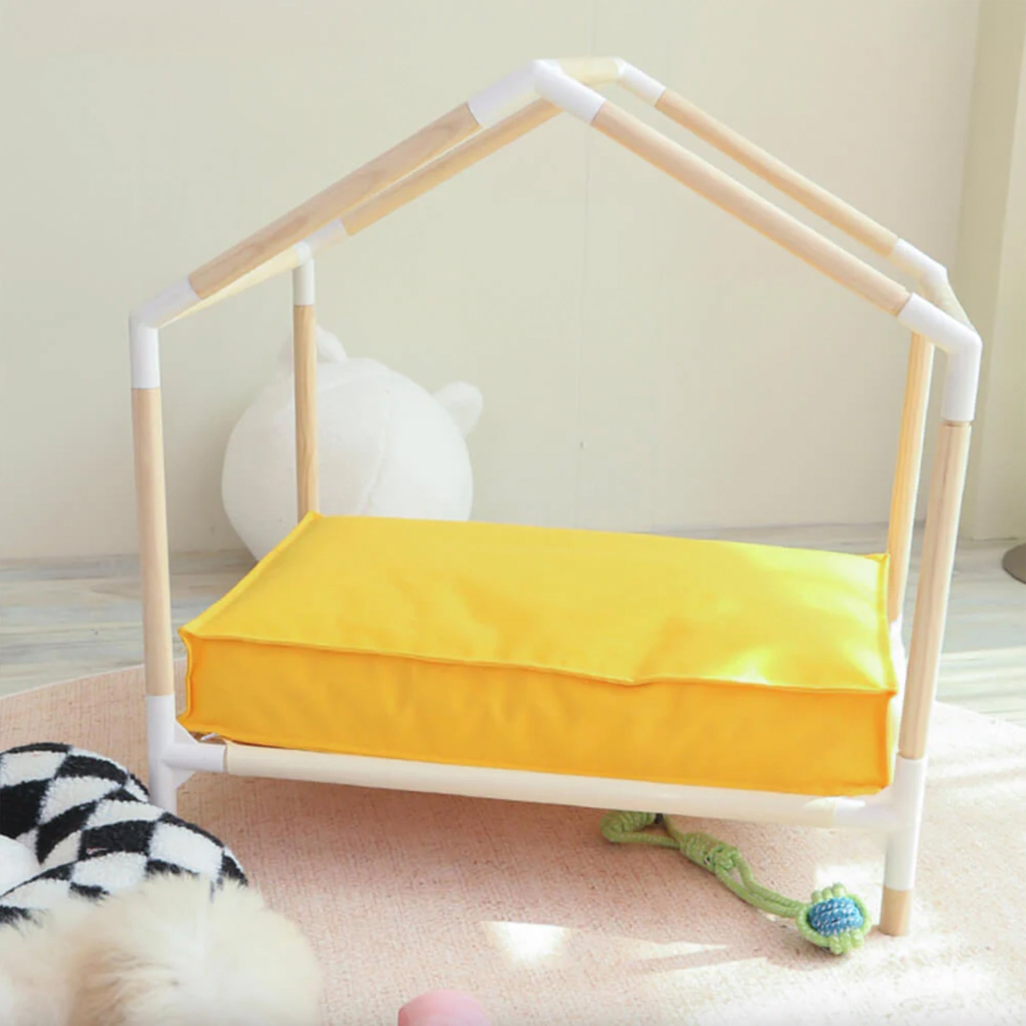 Gelbes orthopädisches Hundebett, doppelseitig, wasserdicht, modernes Design, Holzrahmen.