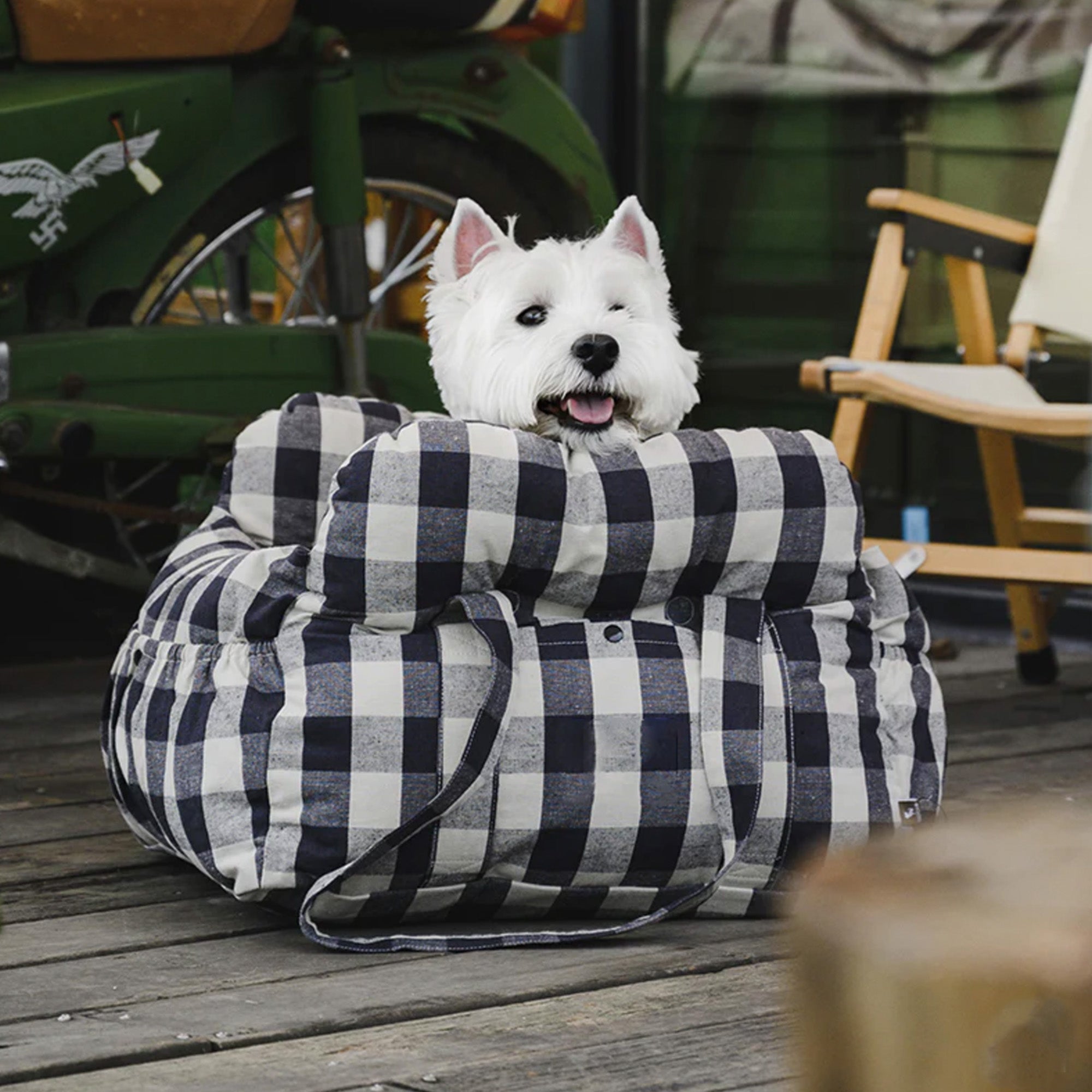 Großes kariertes Hundebett, tragbar, für Auto, Freizeit, Haustier, schwarz-weiß, gemütlich.