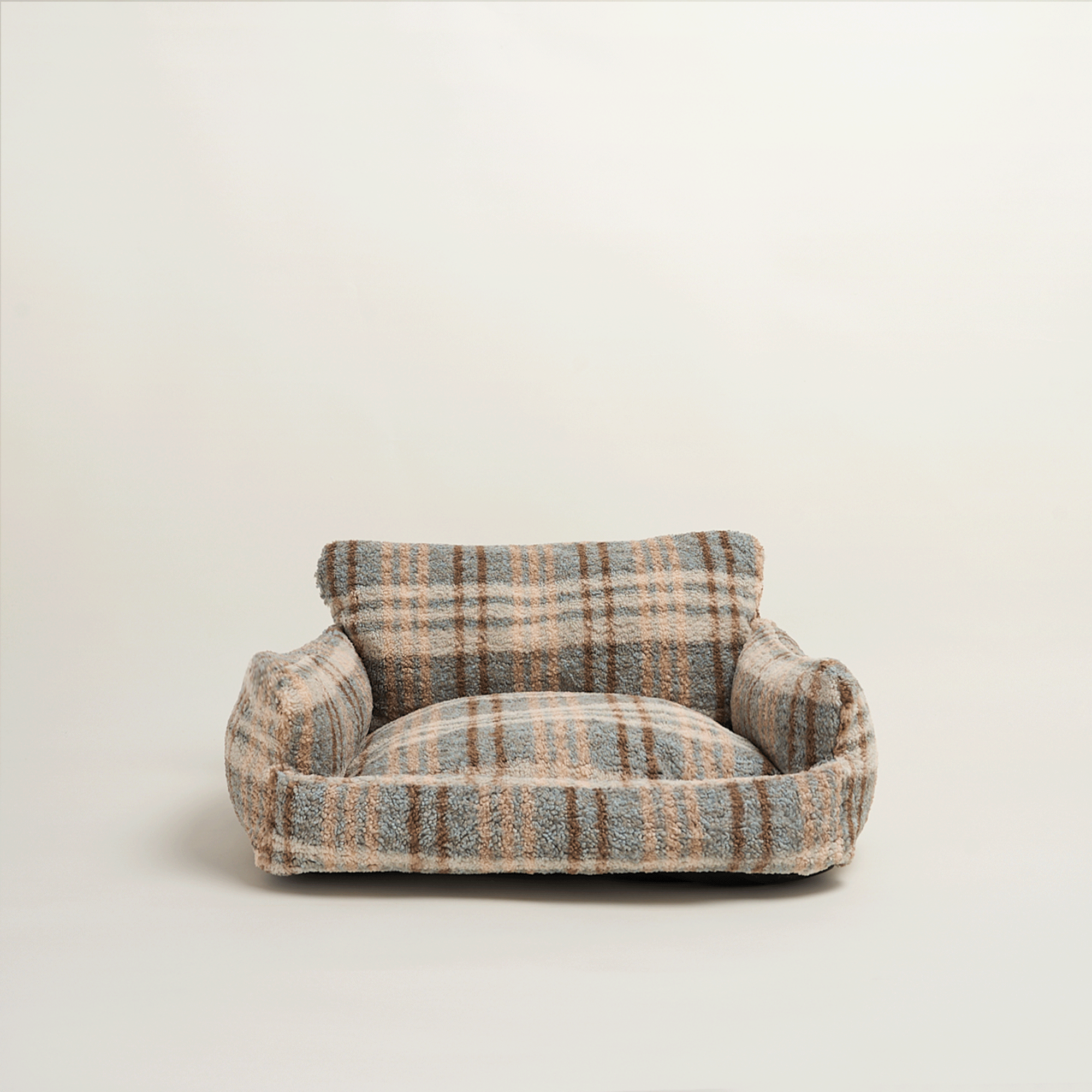 Gestreiftes Hundebett aus weichem Stoff, beige und blau, luxuriöses Design, gemütlich und stilvoll.