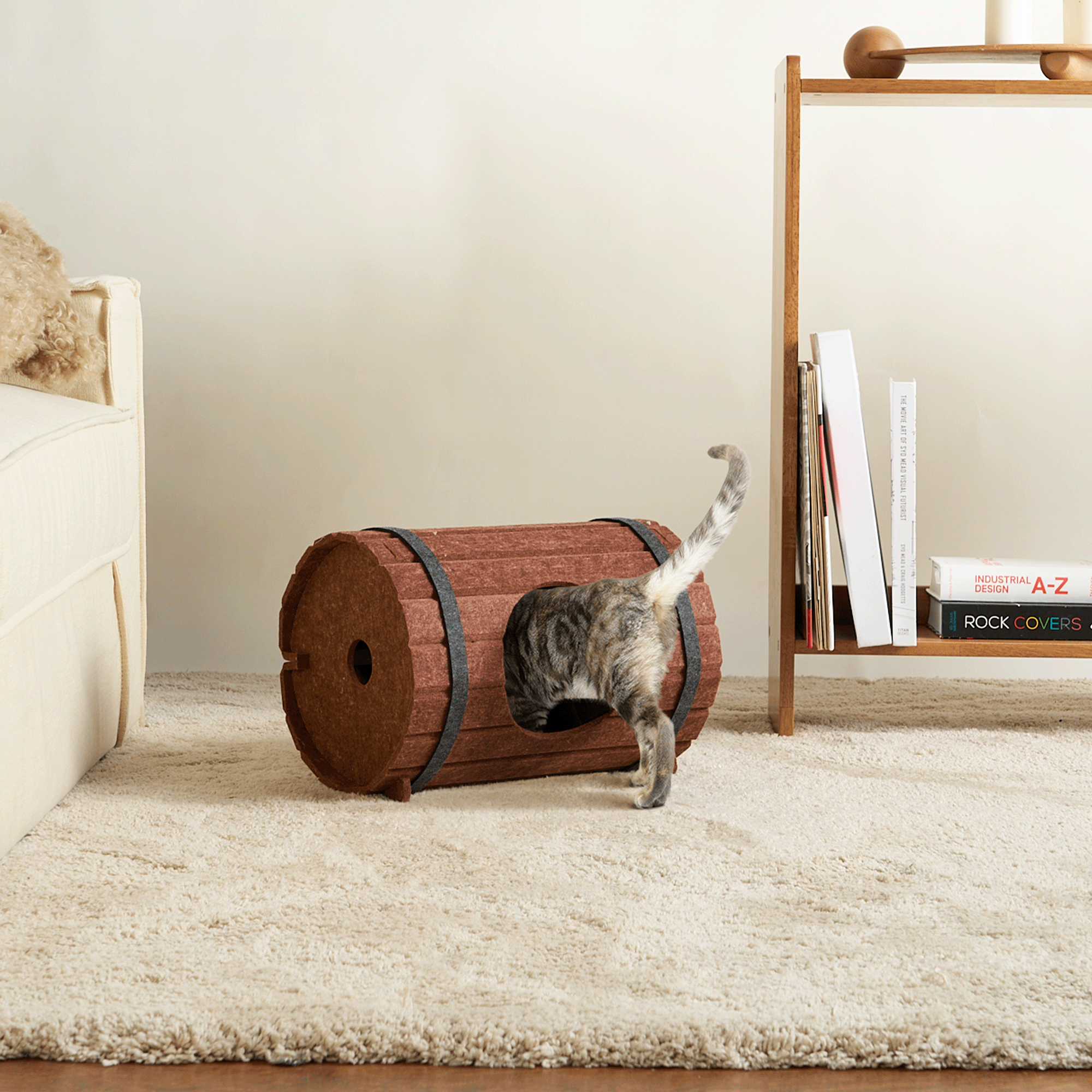 Katzenhöhle aus Filz in Holzoptik, braun, auf Teppich, mit Katze, modernes Design.