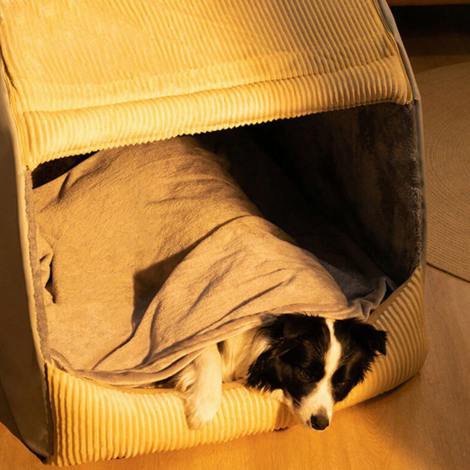 Großes, halbgeschlossenes Hundebett aus warmem Flanell, beige, mit abnehmbarem Bezug.