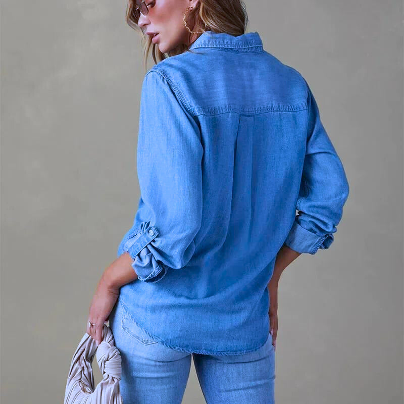 Damen-Jeanshemd in Hellblau, lässiger Stil, kombiniert mit passender Jeans. Perfekt für modische Freizeitoutfits und Alltagslooks.