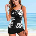 Frau im schwarz-weißen Tankini mit Blumenmuster am Strand, Sommermode, Bademode.
