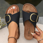 Schwarze Sandalen mit großer Schnalle, Damenmode, Sommerschuhe, bequem, elegant.