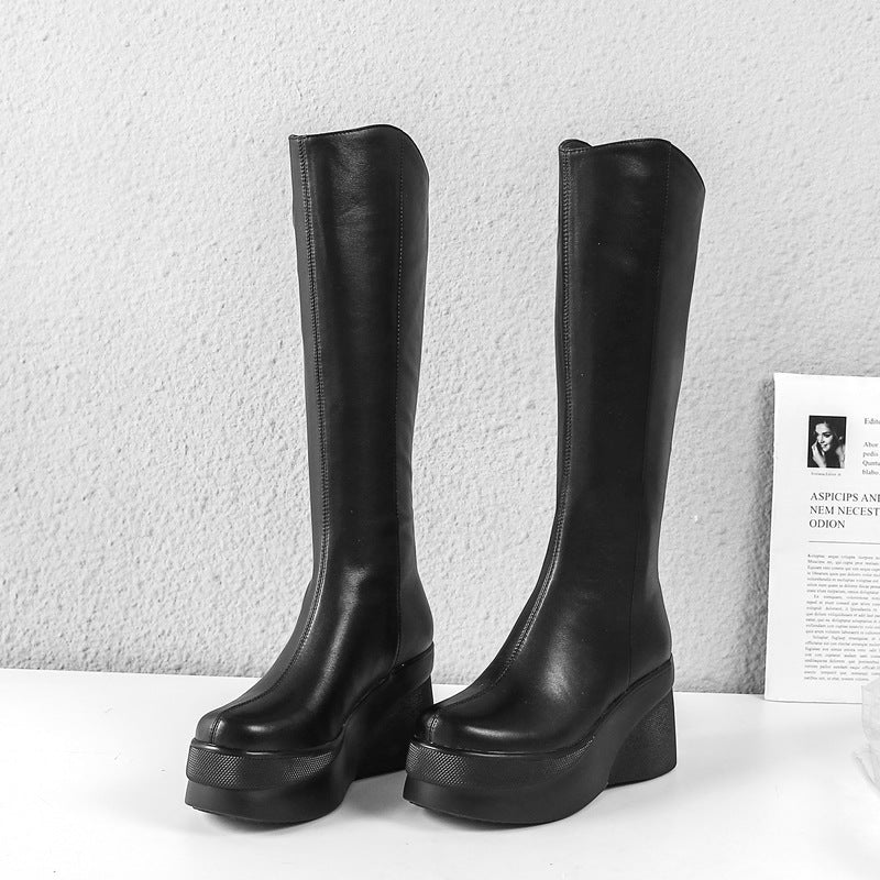 Schwarze Plateau-Stiefel aus Leder, kniehoch, modisch und elegant. Perfekt für Herbst- und Wintermode. Damenstiefel, trendige Schuhe.