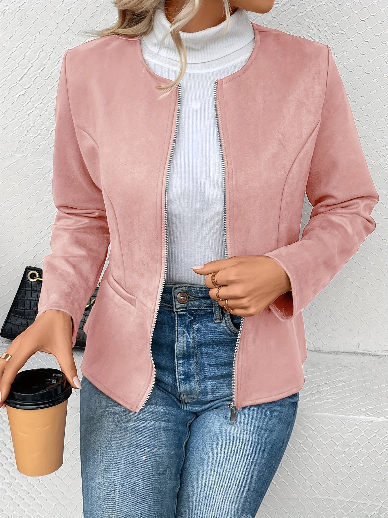 Damenmode: Elegante rosa Wildlederjacke, kombiniert mit weißem Rollkragenpullover und blauer Jeans. Perfekt für stilvolle Herbst-Looks.
